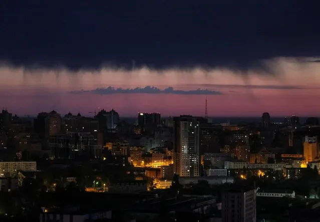 A view shows the Ukrainian capital at dawn during an air raid alert, amid Russia's attack on Ukraine, in Kyiv, Ukraine on May 14, 2023. (Photo by Gleb Garanich/Reuters)