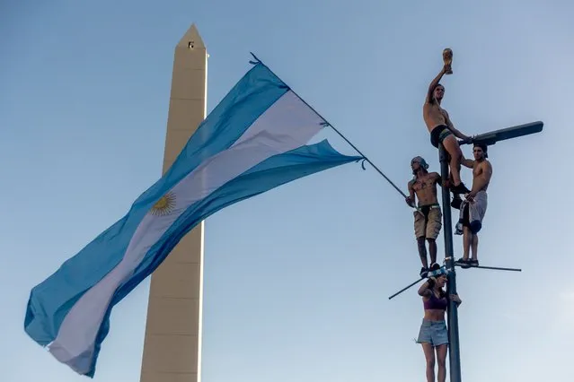 Fans of Argentina celebrate winning the Qatar 2022 World Cup against France at the Obelisk  in Buenos Aires, on December 18, 2022. (Photo by Tomas Cuesta/AFP Photo)