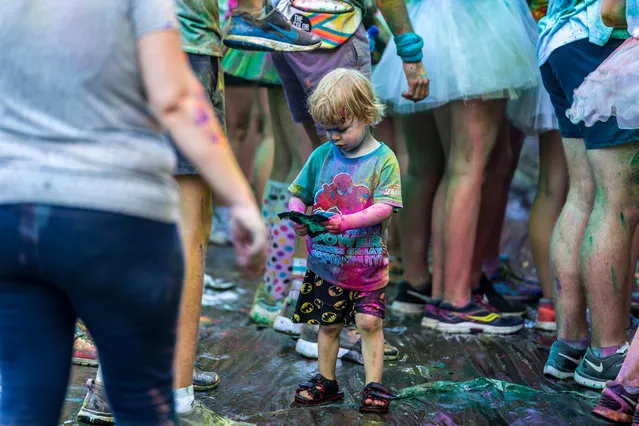 A boy attends the 5-kilometer Colour Run at Commonwealth Park in Canberra, Australia, February 12, 2017. Some 10,000 Canberreans take part in what is called “the happiest five kiolmeters on the planet”. (Photo by Zhu Nan/Xinhua/Barcroft Images)
