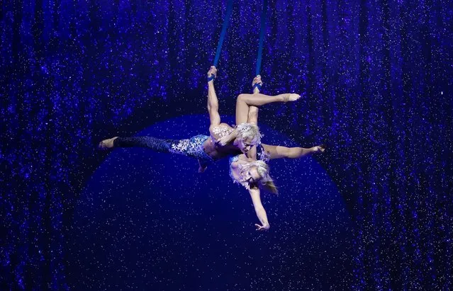 Acrobats Suren Bozyan (L) and Karyna Konchakivska perform hanging from straps during the final dress rehearsal of the holiday show “Twas the Night Before…” by the group Cirque du Soleil in the Hulu Theater at Madison Square Garden in New York, New York, USA, 09 December 2021. The show opens today and runs until 27 December 2021. (Photo by Justin Lane/EPA/EFE)