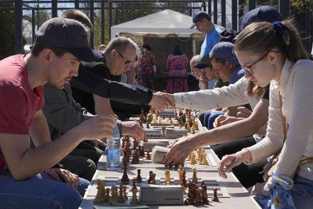 People play chess during a festival in the city of Novaya Ladoga (New Ladoga), 125 km (77 miles) east of St. Petersburg, Russia, Saturday, May 18, 2024. (Photo by Dmitri Lovetsky/AP Photo)