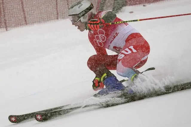 Marco Odermatt, of Switzerland approaches a gate during the first run of the men's giant slalom at the 2022 Winter Olympics, Sunday, February 13, 2022, in the Yanqing district of Beijing. (Photo by Robert F. Bukaty/AP Photo)