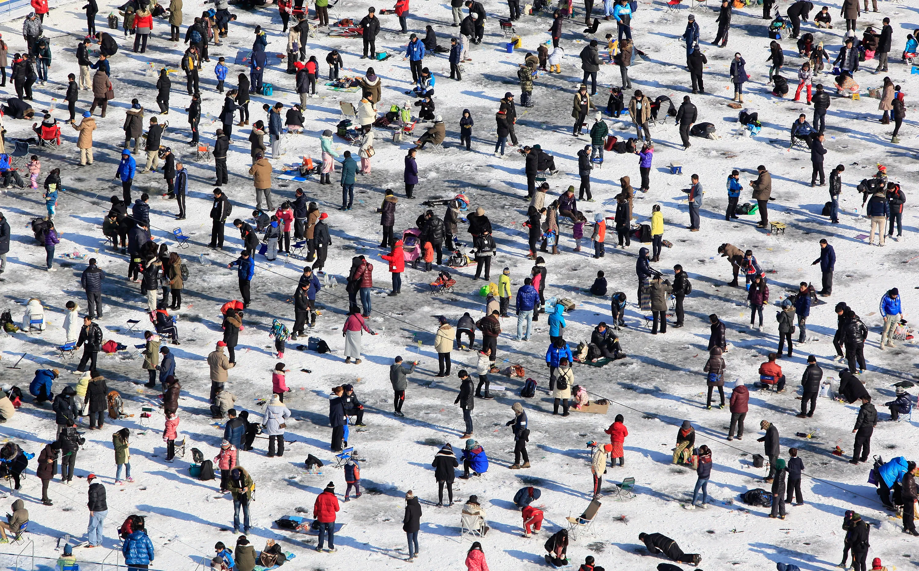 Mountain trout ice festival. Толпа на льду. Много рыбаков на льду. Толпа на зимней рыбалке. Толпа рыбаков зимой.