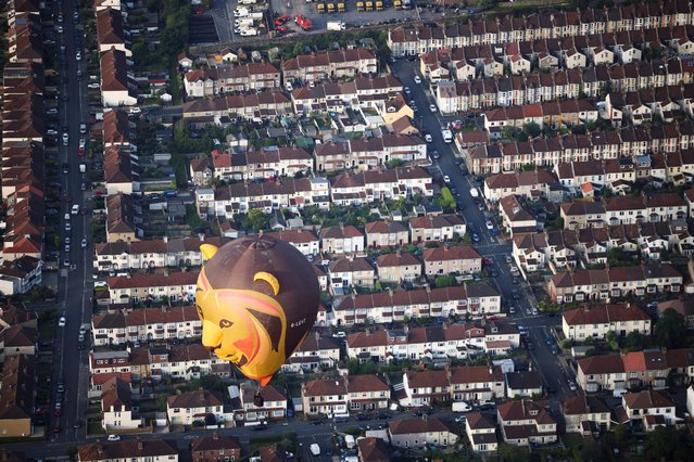 A hot air balloon is seen flying at the Bristol International Balloon Fiesta in Bristol, Britain, August 4, 2021. (Photo by Henry Nicholls/Reuters)