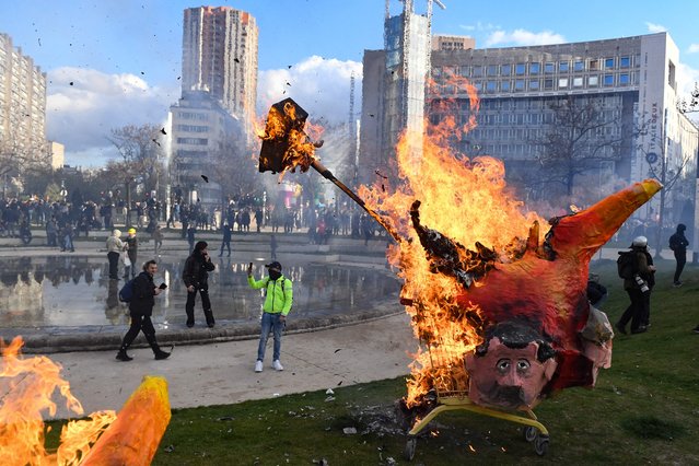 An effigy of French President burns during a demonstration at Place d'Italie, on the 11th day of action after the government pushed a pensions reform through parliament without a vote, using the article 49.3 of the constitution, in Paris on April 6, 2023. France on April 6, 2023 braced for another day of protests and strikes to denounce French President's pension reform one day after talks between the government and unions ended in deadlock. (Photo by Alain Jocard/AFP Photo)