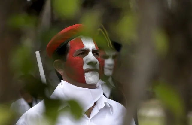 A patient in military costume and facepainted with the colours of the Peruvian flag, parades during Independence Day celebrations, at the Larco Herrera psychiatric hospital in Lima July 22, 2015. (Photo by Mariana Bazo/Reuters)