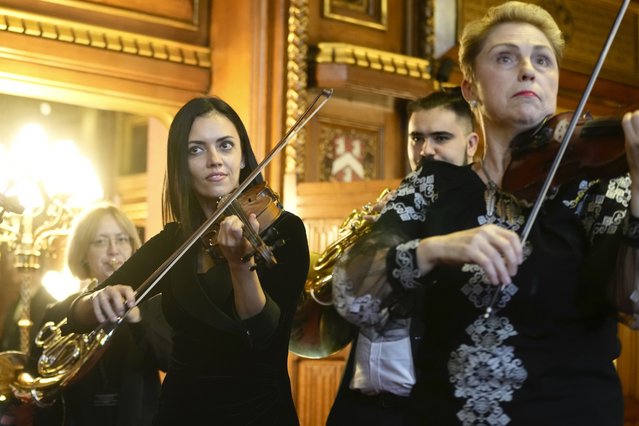 Violinist Viktoria Hanapolska, left, and other musicians from the national Symphony Orchestra of Ukraine play an impromptu concert for the Speaker of the House of Commons Lindsay Hoyle at Speakers House, in London, Wednesday, October 18, 2023. (Photo by Kin Cheung/AP Photo)