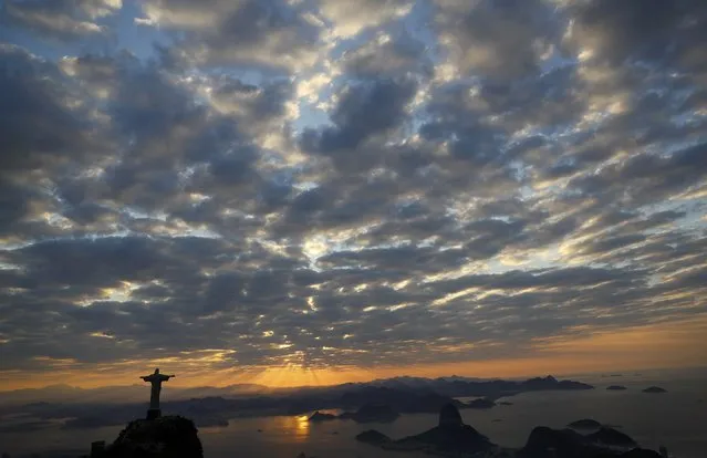 Jesus Christ The Redeemer is seen during sunrise in Rio de Janeiro, Brazil August 2, 2016. (Photo by Wolfgang Rattay/Reuters)