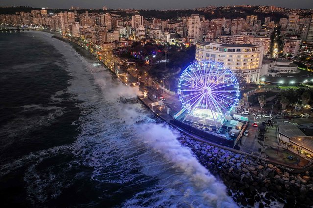 Aerial view of heavy tidal waves in ViÒa del Mar, Chile, taken on December 28, 2024. The Chilean National Disaster Prevention and Response Service issued a preventive early warning due to the development of abnormal waves on the continental coastal edge of Chile. (Photo by Javier Torres/AFP Photo)