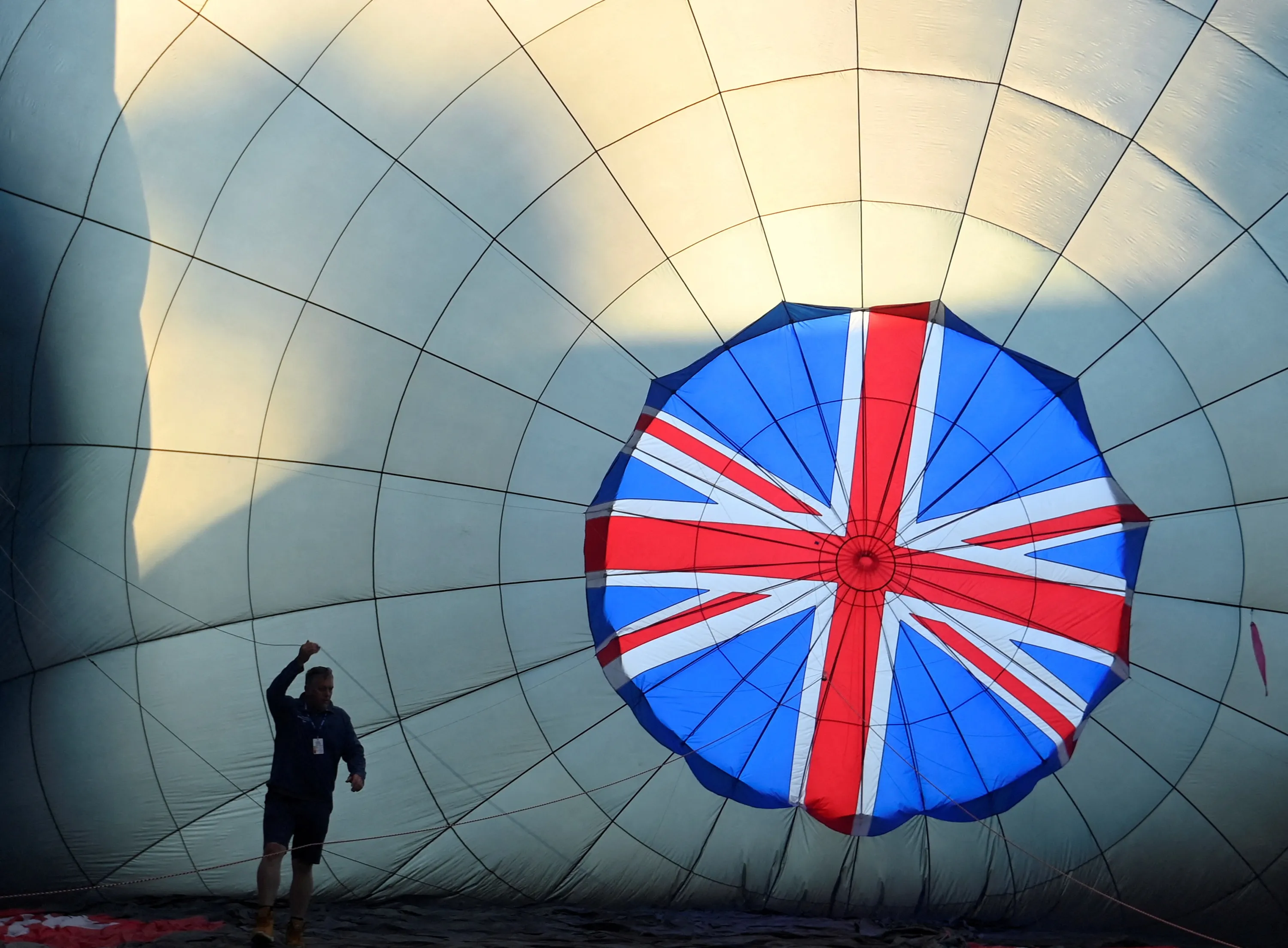 На большом шаре караоке. Самый большой воздушный шар в мире. Интернациональная Фиеста шаров Британия. Человек с огромным воздушным шаром. Аэростат фото.