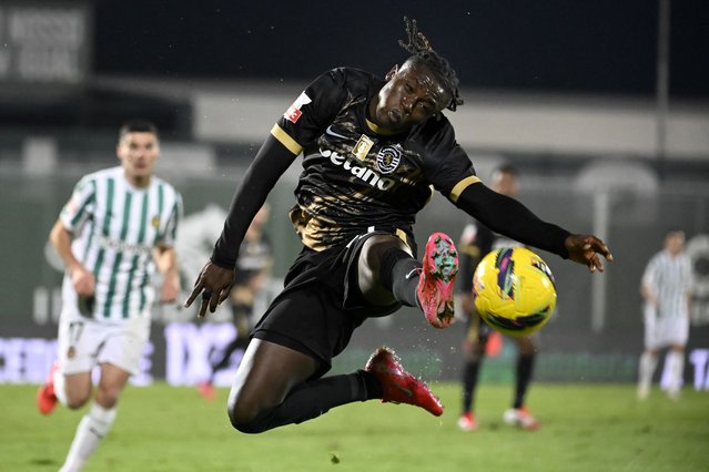 Sporting Lisbon's Portuguese defender #57 Geovany Quenda jumps to control the ball during the Portuguese League football match between Rio Ave FC and Sporting CP at the Dos Arcos stadium in Vila do Conde on January 18, 2025. (Photo by Miguel Riopa/AFP Photo)