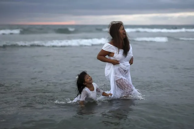 Chariya Leeds, 44, and her daughter Samantha Leeds, 5, take part in the Nashuva Spiritual Community Jewish New Year celebration on Venice Beach in Los Angeles, California, United States September 14, 2015. (Photo by Lucy Nicholson/Reuters)