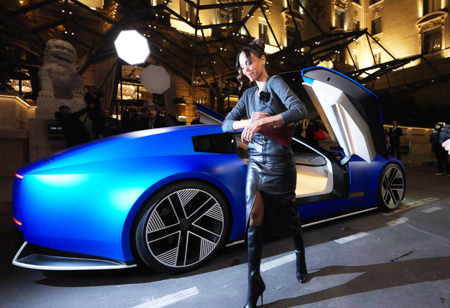 American actress Zoe Saldana arrives to dinner at the Peninsula Hotel Paris in the new Jaguar 00 during Paris Fashion Week on March 10, 2025 in Paris, France. (Photo by . Valetin B.)