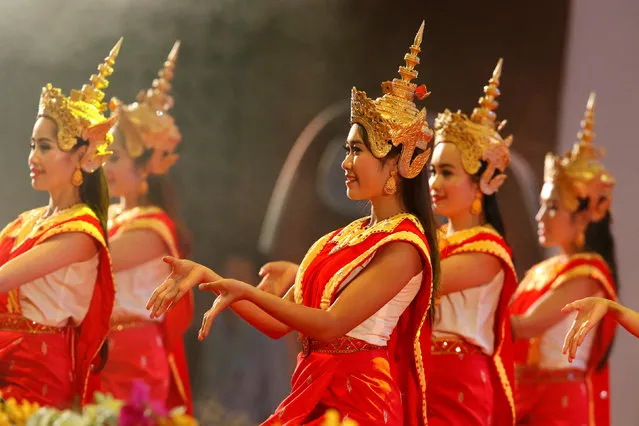 Dancers perform at the start of the ASEAN Summit gala dinner in Vientiane, Laos September 7, 2016. (Photo by Jonathan Ernst/Reuters)