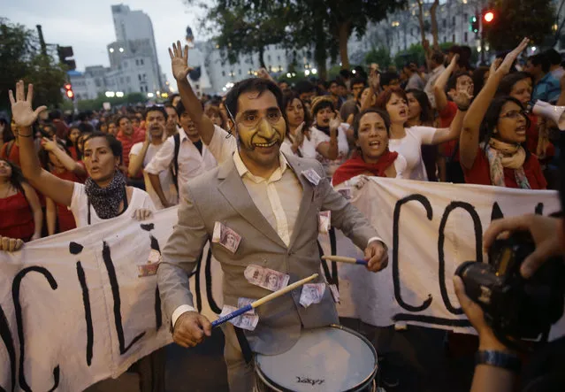 Hundred of demonstrators shout slogans against the pardon of former President Alberto Fujimori, in Lima, Peru, Thursday, December 28, 2017. Peru's President Pedro Pablo Kuczynski granted a medical pardon to the former strongman Fujimori who was serving a 25-year sentence for human rights abuses, corruption and the sanctioning of death squads. (Photo by Martin Mejia/AP Photo)