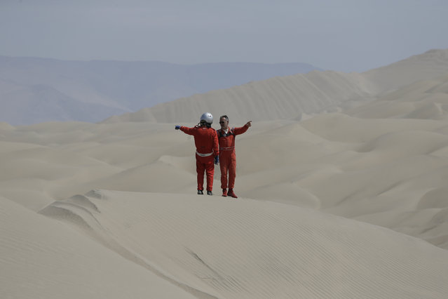 Philippe Raud, of France, right, and Miguel Angel Alvarez Pineda, of Peru, both drivers of Toyota cars trie to figure out their way in the dunes during stage 5 of the 2018 Dakar Rally between San Juan de Marcona and Arequipa, Peru, Wednesday, January 10, 2018. (Photo by Ricardo Mazalan/AP Photo)
