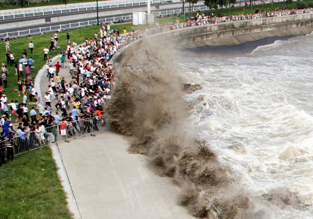 People run away from waves as they watch tidal bore in Hangzhou, Zhejiang Province, China, September 19, 2016. (Photo by Reuters/Stringer)