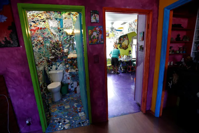 Artist Gonzalo Duran works in his kitchen as a bathroom is shown at his and artist Cheri Pann's Mosaic Tile House in Venice, California U.S., August 26, 2016. (Photo by Mario Anzuoni/Reuters)