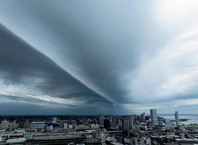 A shelf cloud moves into downtown Milwaukee, Sunday, June 16, 2024. (Photo by Jeffrey Phelps/AP Photo)