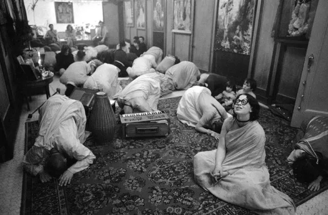 Worshipers at the Lord Krishna Festival, January 18, 1970. (Photo by Spencer Jones/AP Photo)
