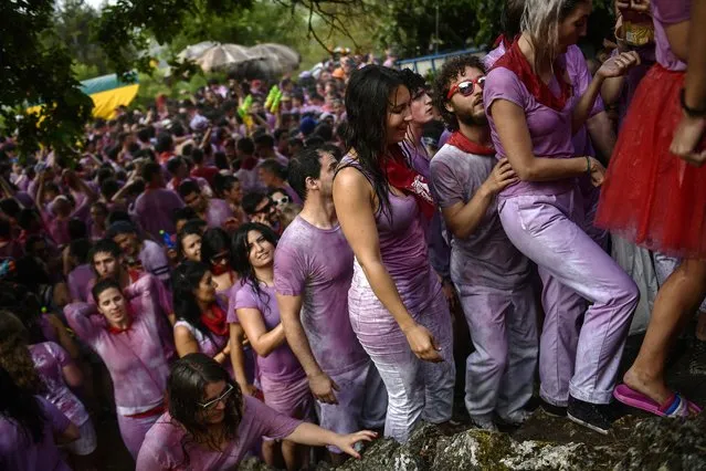 People take part in a wine battle, in the small village of Haro, northern Spain, Friday, June 29, 2018. (Photo by Alvaro Barrientos/AP Photo)