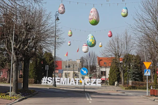 Painted polystyrene eggs decorate the center of Siemiatycze, eastern Poland, 31 March 2021. Easter eggs are common during the season of Eastertide. The oldest tradition create an easter egg is to use dyed and painted chicken eggs. (Photo by Artur Reszko/EPA/EFE)