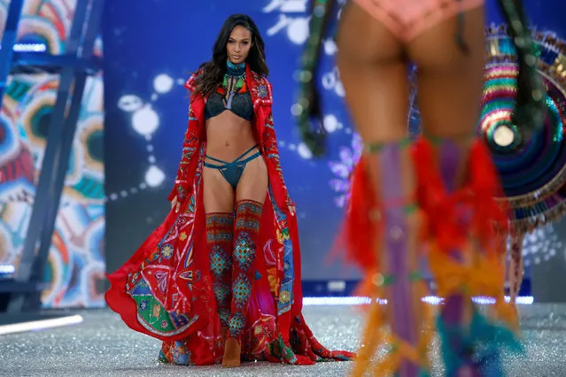 Model  Joan Smalls presents a creation during the 2016 Victoria's Secret Fashion Show at the Grand Palais in Paris, France, November 30, 2016. (Photo by Charles Platiau/Reuters)