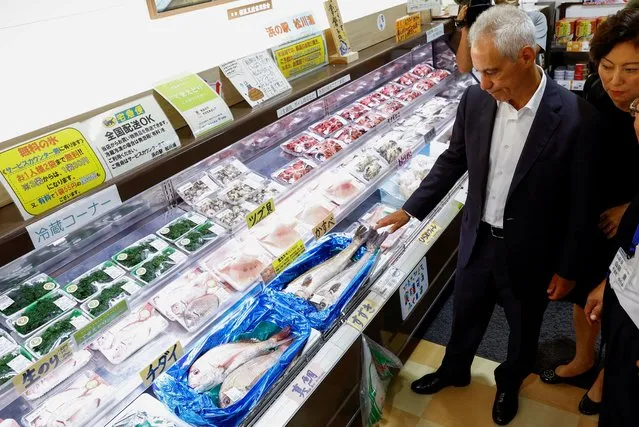 U.S. Ambassador to Japan Rahm Emanuel looks at locally caught fish at the Hamanoeki Fish Market and Food Court during his visit to show his support for the water discharge from the Fukushima Daiichi nuclear power plant, in Soma, Fukushima Prefecture, Japan, August 31, 2023. (Photo by Kim Kyung-Hoon/Reuters)