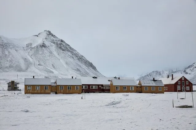 Snow is seen on the research centre, formerly a coal mining town, in Ny-Alesund, Svalbard, Norway October 13, 2015. (Photo by Anna Filipova/Reuters)