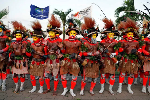 Traditional dancers from the Southern Highlands of Papua New Guinea wait for Chinese President Xi Jinping to arrive ahead of the Asia-Pacific Economic Cooperation (APEC) Summit, in Port Moresby,  Papua New Guinea, November 15, 2018. (Photo by David Gray/Reuters)