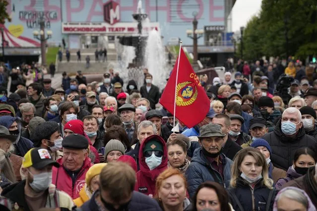 Demonstrators gather during a protest against the results of the Parliamentary election in Moscow, Russia, Saturday, September 25, 2021. The Communist Party has called for a rally in Moscow on Saturday and was urged by the authorities Friday to remove the announcements from its website, otherwise it would be blocked — pressure that a party with seats in the parliament and which backs many of the Kremlin's policies has rarely faced before. (Photo by Pavel Golovkin/AP Photo)