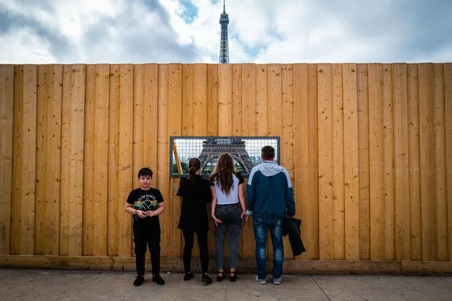 Andrea Pieri: Eiffel Matrioska. A family looks at the Eiffel tower from the Trocadero, Paris. (Photo by Andrea Pieri/Street Photographers Awards 2021)