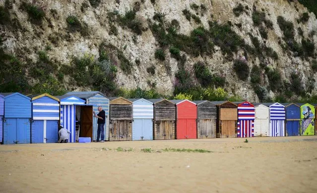 A couple paint their beach hut on the seafront in Broadstairs, Britain May 29, 2016. (Photo by Dinuka Liyanawatte/Reuters)