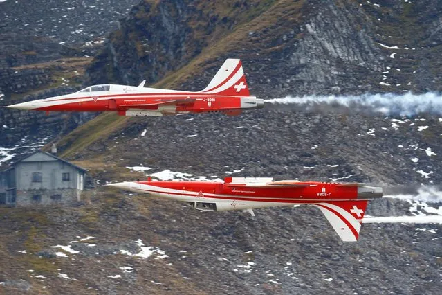 Pilots of the Patrouille Suisse perform in their Northrop F-5E Tiger II fighter jets during a flight demonstration of the Swiss Air Force over the Axalp in the Bernese Oberland, Switzerland on October 20, 2021. (Photo by Arnd Wiegmann/Reuters)