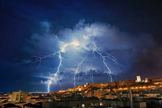 Bolts lights up the Sardinian sky. (Photo by Caters News)