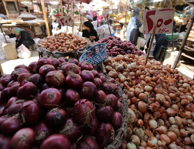 Egyptians shop at a vegetable market in Cairo, Egypt June 15, 2016. (Photo by Mohamed Abd El Ghany/Reuters)
