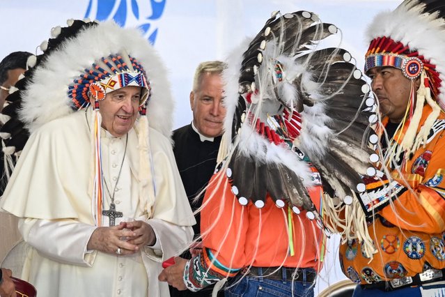 Pope Francis wears a headdress presented to him by Indigenous leaders during a meeting at Muskwa Park in Maskwacis, Alberta, Canada, on July 25, 2022. Pope Francis will make a historic personal apology Monday to Indigenous survivors of child abuse committed over decades at Catholic-run institutions in Canada, at the start of a week-long visit he has described as a “penitential journey”. (Photo by Patrick T. Fallon/AFP Photo)