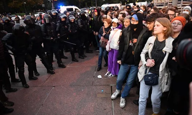 Police officers detain demonstrators in Saint Petersburg on September 21, 2022. (Photo by Olga Maltseva/AFP Photo)