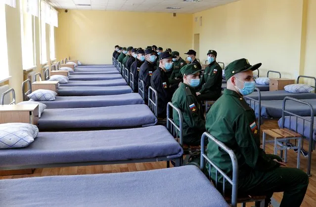 Russian conscripts wearing protective face masks sit next to their beds at a recruiting station, amid the coronavirus disease (COVID-19) outbreak in Kaliningrad, Russia on May 20, 2020. (Photo by Vitaly Nevar/Reuters)