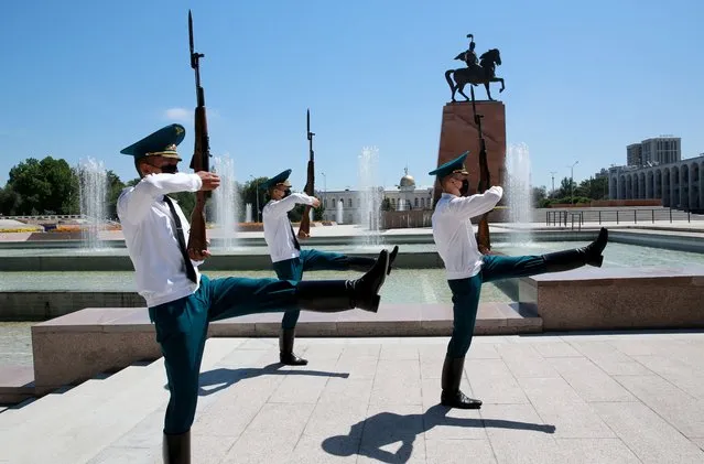 National Guard soldiers wearing protective face masks change their guards at the central Ala-Too square, Bishkek, Kyrgyzstan, 30 July 2020, the Day of National Mourning in Kyrgyzstan for the victims of the COVID-19 pandemic. National flags will be flown throughout the country, in the buildings of diplomatic and consular missions abroad. (Photo by Igor Kovalenko/EPA/EFE)