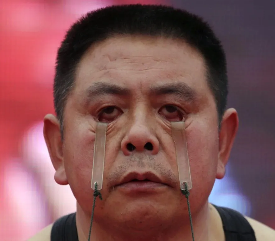 Wang Xianxiang Eyelid Weightlifter
