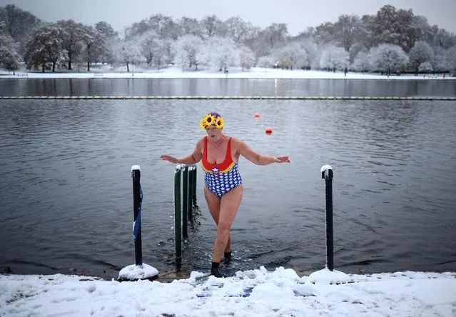 A swimmer dips her feet in Serpentine lake, as cold weather continues, in London, Britain on December 12, 2022. (Photo by Henry Nicholls/Reuters)