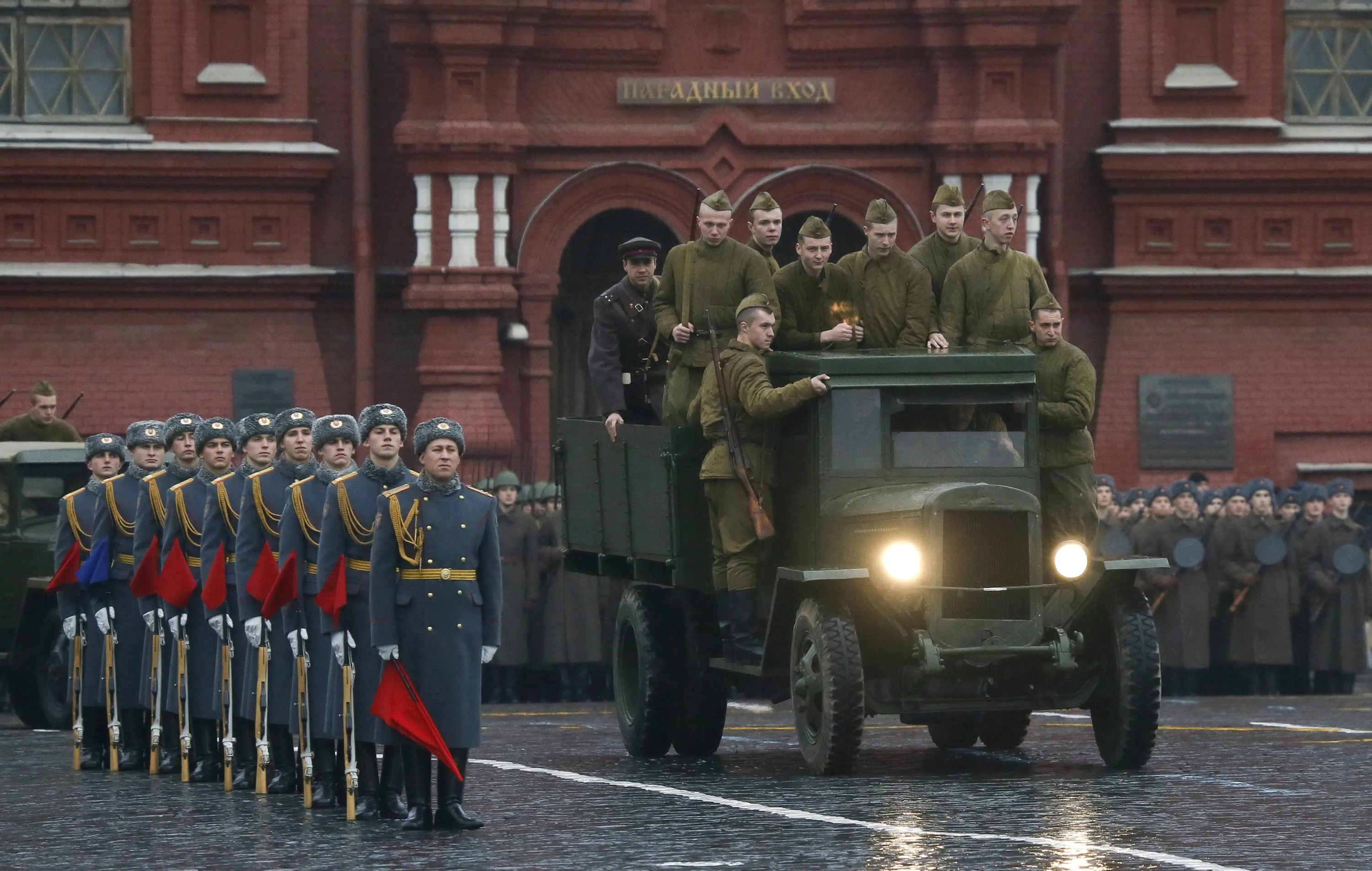 Когда состоялся военный парад на красной площади. Парад в Москве 7 ноября 1941. Парад Победы 1941 года на красной площади в Москве. Парад войск Московского гарнизона 1922. Кремль 1980 парад.