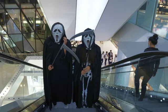 Workers dressed as ghouls try to raise spirits ahead of the Halloween festival at a shopping mall in Beijing on Friday, October 30, 2020. Not traditionally celebrated in China, the Halloween festival is an excuse for attracting customers near the year end. (Photo by Ng Han Guan/AP Photo)