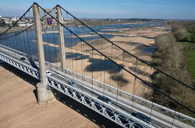 A view shows the Anjou-Bretagne bridge with sandbanks of the Loire River in Ancenis-Saint-Gereon, as France faces records winter dry spell raising fears of another summer of droughts and water restrictions, March 1, 2023. (Photo by Stephane Mahe/Reuters)