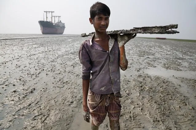 A child working at Ship breaking yard in Chittagong, Bangladesh on November 14, 2014. (Photo by  Pascal Mannaerts/Alamy Stock Photo)