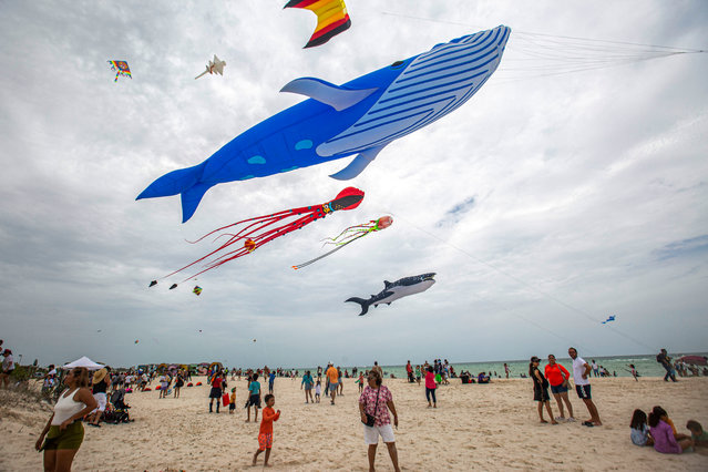 People attend the 2nd Papagayos and Cometas Festival (Kite Festival) to celebrate the start of the holiday season in Puerto Progreso, Yucatan State, Mexico, on July 20, 2024. (Photo by Hugo Borges/AFP Photo)