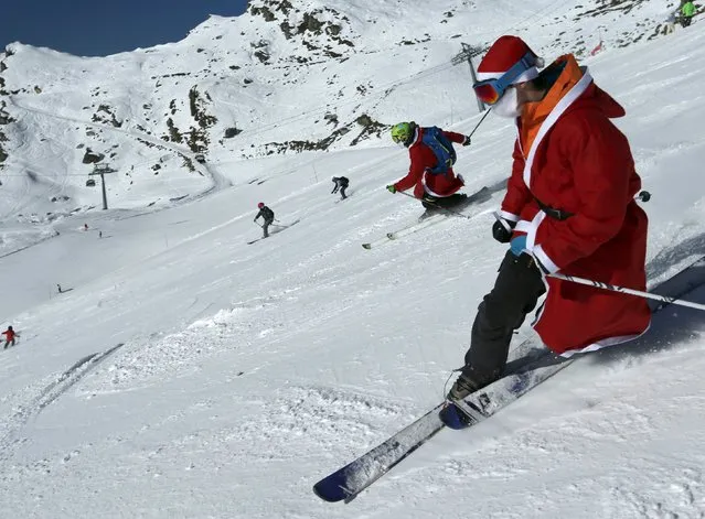 A man, dressed as Santa Claus, takes a curve with his telemark during a promotional event on the opening weekend in the alpine ski resort of Verbier, Switzerland, December 6, 2015. (Photo by Denis Balibouse/Reuters)