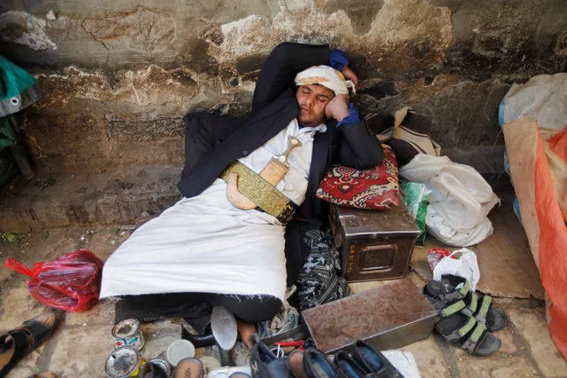 A shoemaker takes a nap at the old market during the second day of a 48-hour ceasefire in Sanaa, Yemen November 20, 2016. (Photo by Mohamed al-Sayaghi/Reuters)