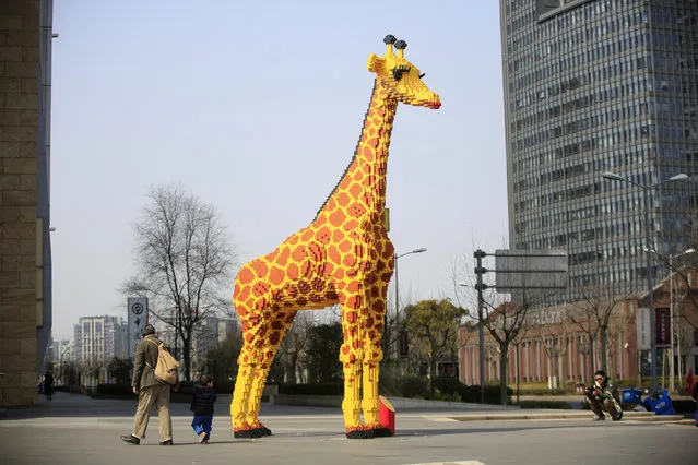 A 6.16-meter tall Lego giraffe is seen next to a shopping mall in Shanghai, China March 1, 2016. People spent 450 hours building a 6.16-meter tall cartoon giraffe with over 40,000 Lego pieces, according to the local media. (Photo by Aly Song/Reuters)
